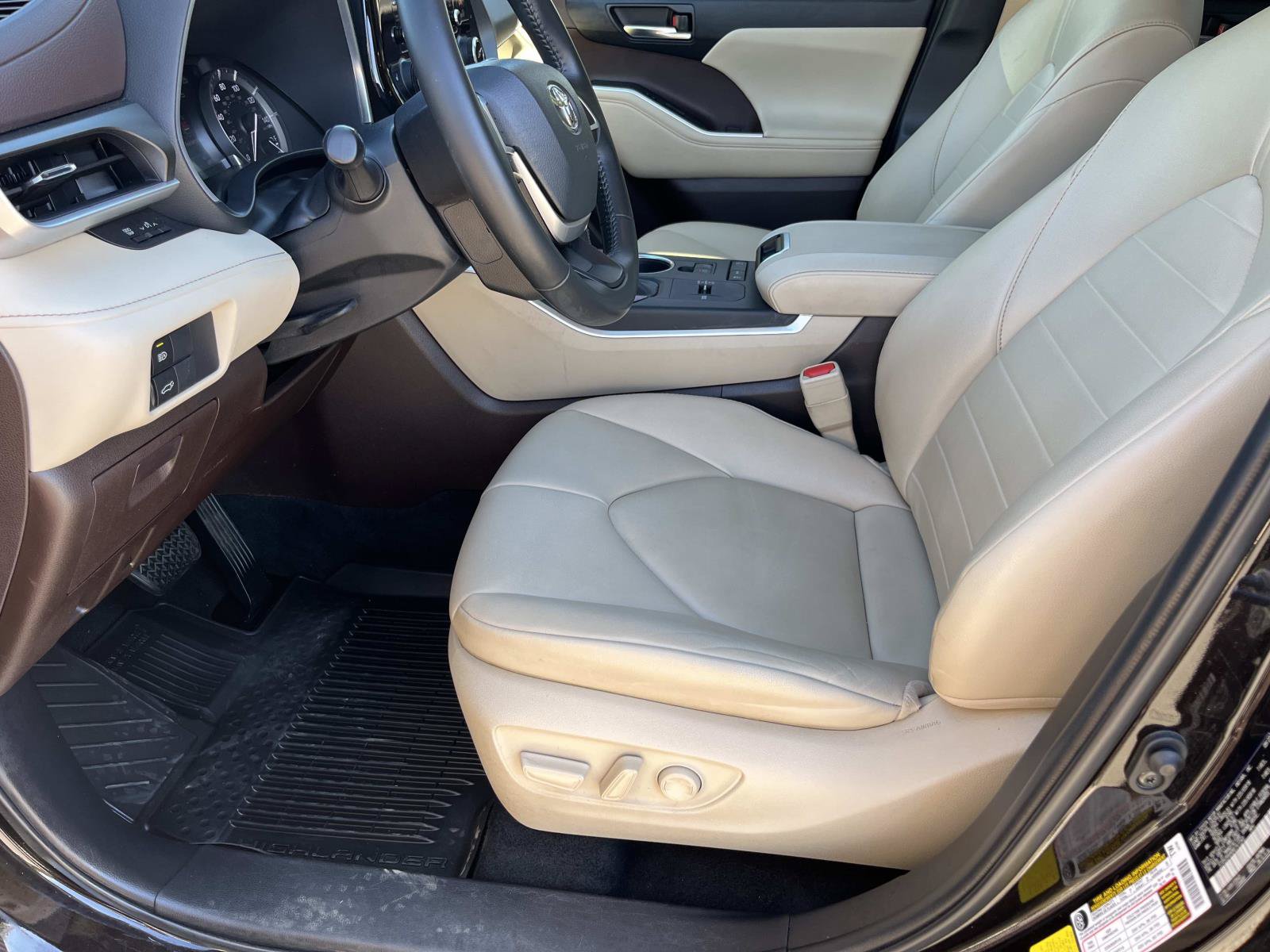 Used 2022 Toyota Highlander XLE FWD image 23