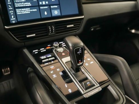 Used 2020 Porsche Cayenne Turbo AWD/4WD image 32