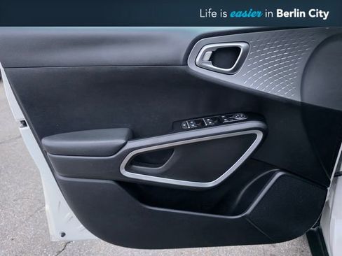 Certified 2025 Kia Soul LX w/ LX Technology Package FWD image 23