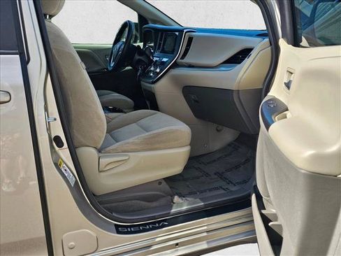 Used 2017 Toyota Sienna LE FWD image 14