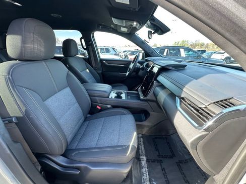 Used 2025 GMC Acadia Elevation image 28