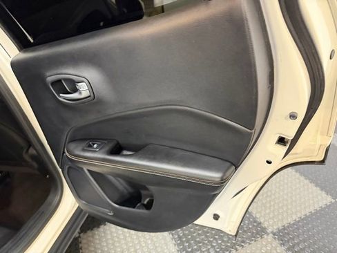 Used 2019 Jeep Compass Latitude image 39