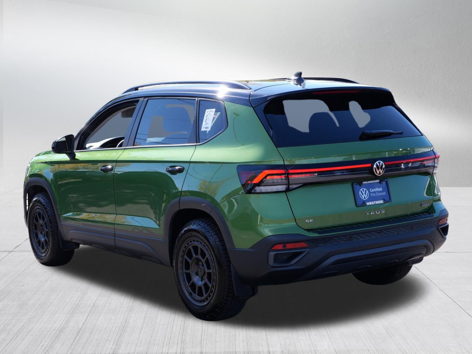 Certified 2025 Volkswagen Taos SE AWD/4WD image 5
