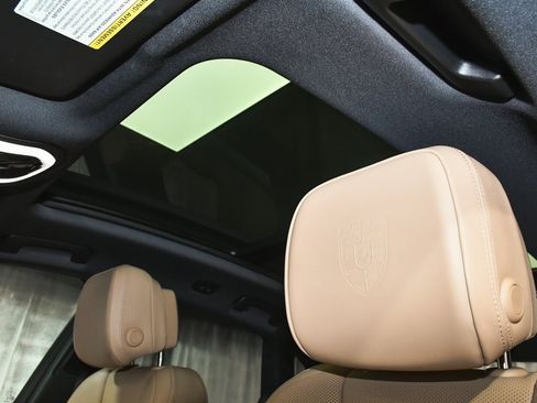 Used 2025 Porsche Macan image 46