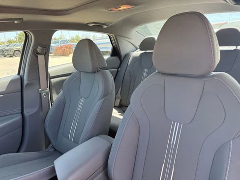 Used 2025 Hyundai Elantra SEL image 15