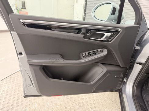 Used 2025 Porsche Macan image 21
