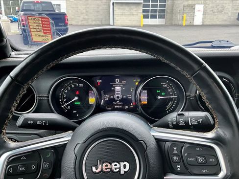 Used 2022 Jeep Wrangler Unlimited Sahara AWD/4WD image 18