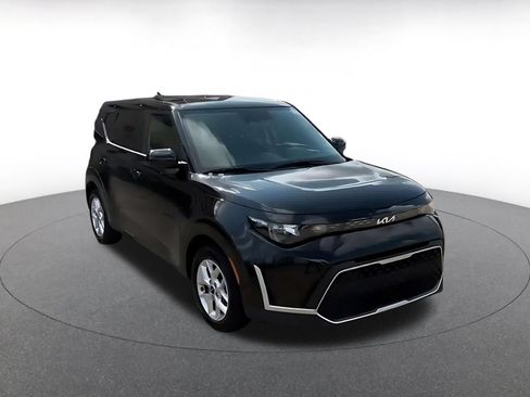 Used 2025 Kia Soul LX w/ LX Technology Package FWD image 3