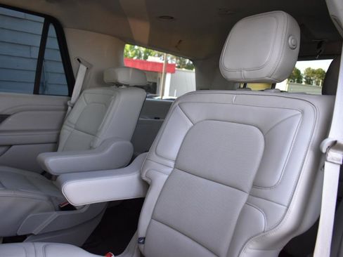 Used 2018 Lincoln Navigator Select RWD image 25