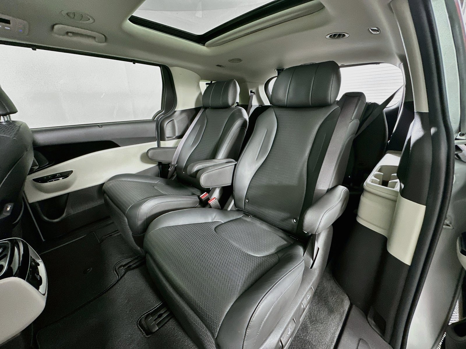 Used 2022 Kia Carnival SX FWD image 25