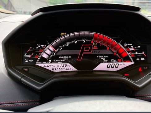 Used 2021 Lamborghini Huracan EVO RWD image 13