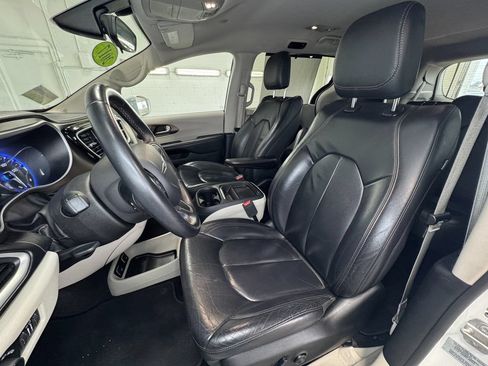 Used 2017 Chrysler Pacifica Touring-L FWD image 13