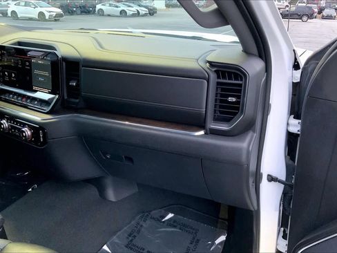 Used 2024 GMC Sierra 1500 SLT image 17