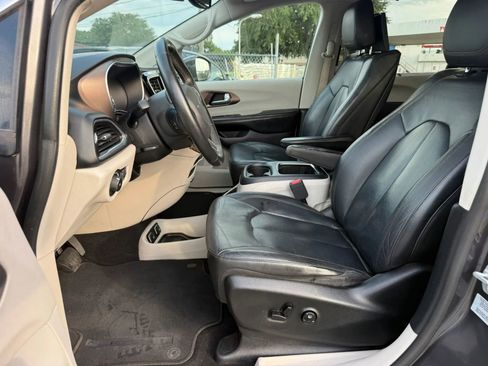 Used 2017 Chrysler Pacifica Touring-L Plus FWD image 9