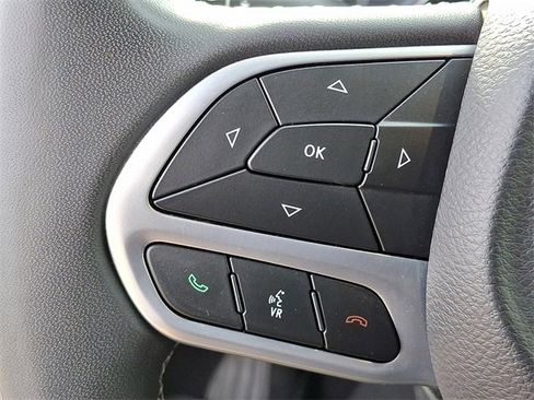 Used 2023 Chrysler Pacifica Touring-L image 18