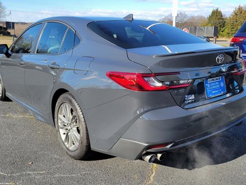 Used 2025 Toyota Camry SE image 4