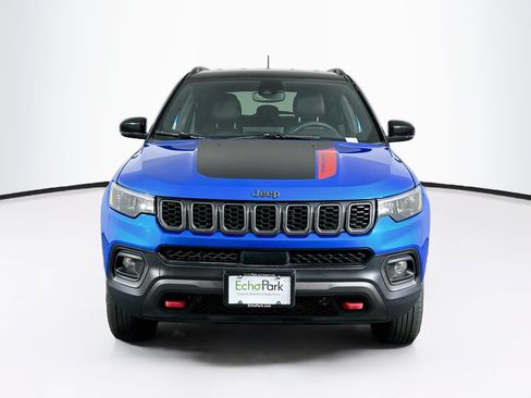 Used 2025 Jeep Compass Trailhawk AWD/4WD image 2