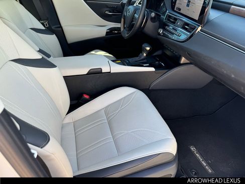Used 2025 Lexus ES 300h w/ Luxury Package image 13