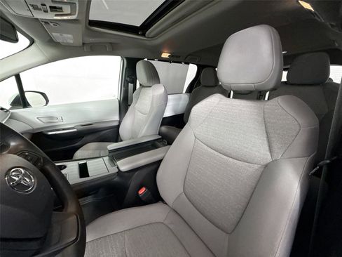Used 2025 Toyota Sienna LE image 3
