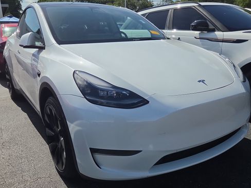 Used 2023 Tesla Model Y Long Range AWD/4WD image 1