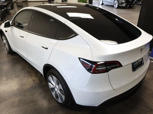 Used 2024 Tesla Model Y Long Range AWD/4WD image 12