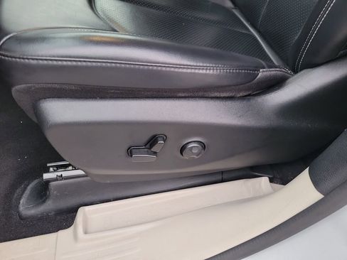 Used 2023 Chrysler Pacifica Touring-L FWD image 15