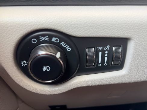 Used 2023 Chrysler Pacifica Touring-L FWD image 18