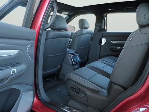 New 2024 VinFast VF 9 Plus AWD/4WD image 16