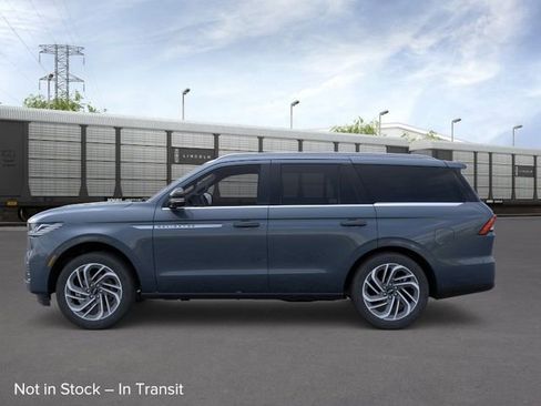 New 2026 Lincoln Navigator Reserve AWD/4WD image 4