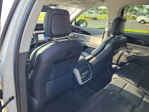 Used 2025 Lincoln Nautilus Reserve AWD/4WD image 17