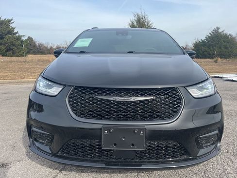 Used 2025 Chrysler Pacifica Limited image 2