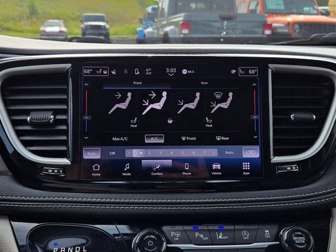 Used 2024 Chrysler Pacifica Touring-L AWD/4WD image 22