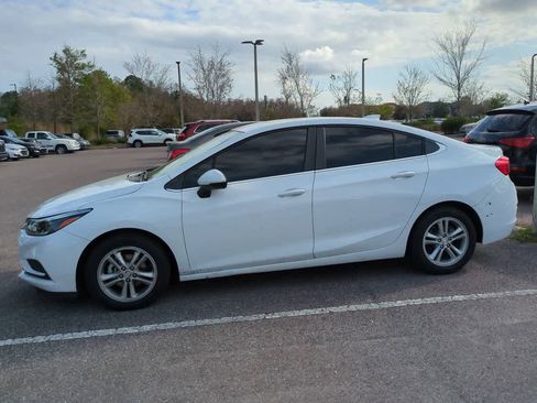 Used 2017 Chevrolet Cruze LT image 3
