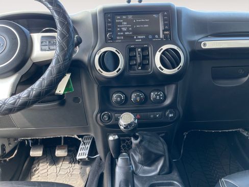 Used 2015 Jeep Wrangler Unlimited Rubicon AWD/4WD image 13
