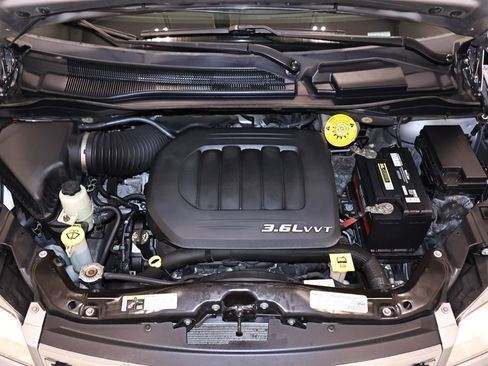 Used 2016 Chrysler Town & Country Touring w/ Driver Convenience Group FWD image 40