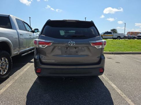 Used 2016 Toyota Highlander LE FWD image 5
