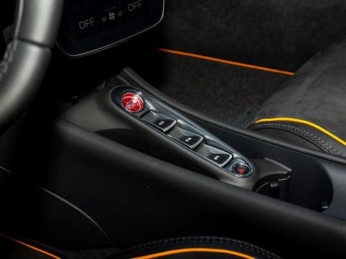 Used 2024 McLaren Artura RWD image 56