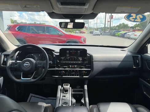 Used 2025 Nissan Pathfinder SL AWD/4WD image 16