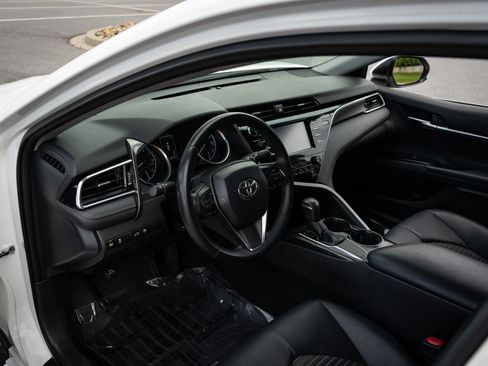 Used 2018 Toyota Camry SE FWD image 12