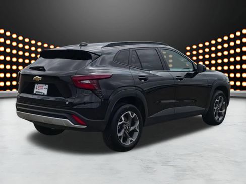 Used 2025 Chevrolet Trax LT FWD image 8