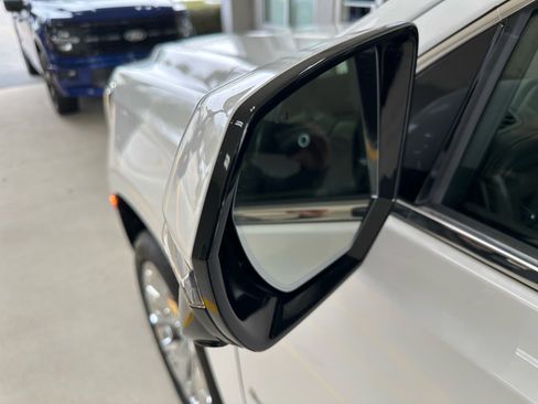 Used 2022 GMC Yukon SLT w/ SLT Premium Package image 16