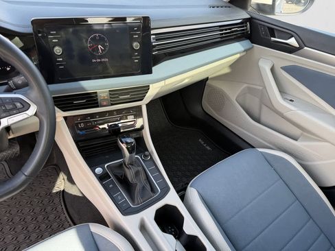 Used 2025 Volkswagen Jetta SE w/ Sunroof Package image 14