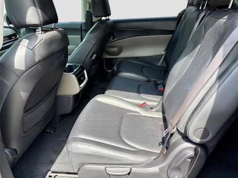 Used 2025 Kia Carnival FWD image 23