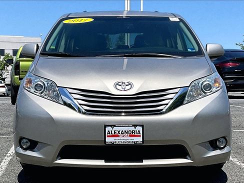 Used 2017 Toyota Sienna XLE FWD image 3
