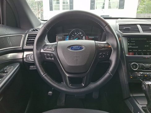Used 2018 Ford Explorer XLT w/ Equipment Group 201A AWD/4WD image 19