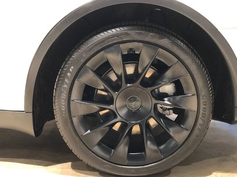 Used 2024 Tesla Model Y Long Range image 11