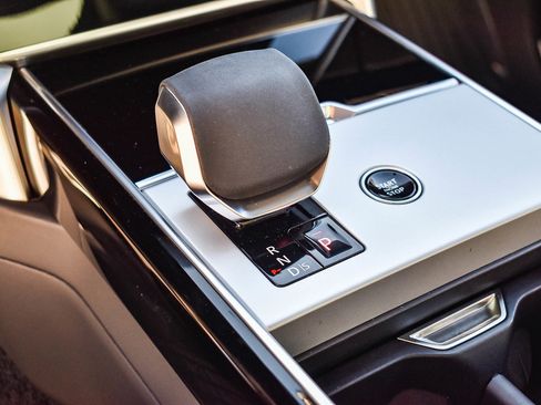 Certified 2025 Land Rover Range Rover SE image 21