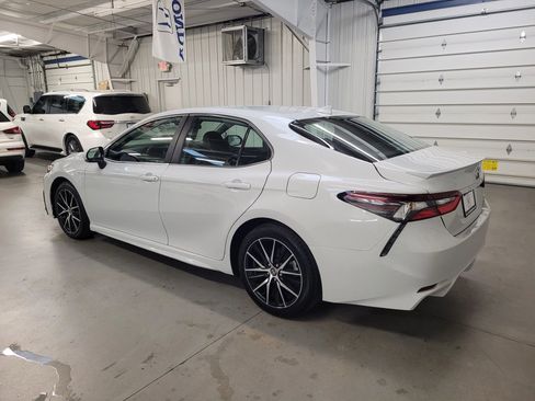 Used 2022 Toyota Camry SE image 4