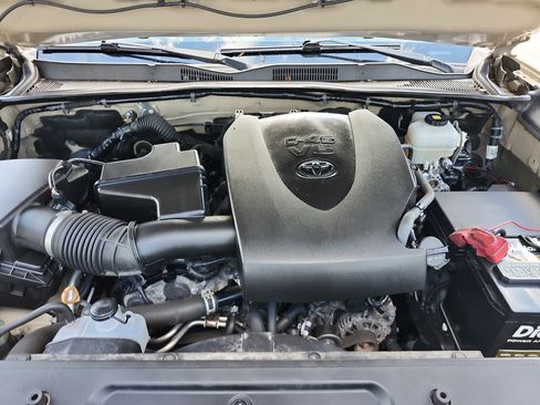 Used 2020 Toyota Tacoma TRD Off-Road AWD/4WD image 21
