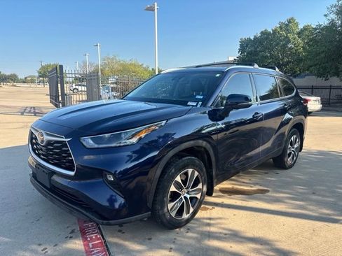 Used 2021 Toyota Highlander XLE AWD/4WD image 1